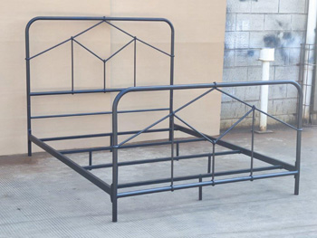 Nashburg Queen Metal Bed