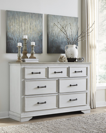 Teganville Dresser